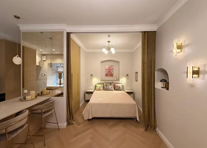 Brand New Boutique In Center Apartment *